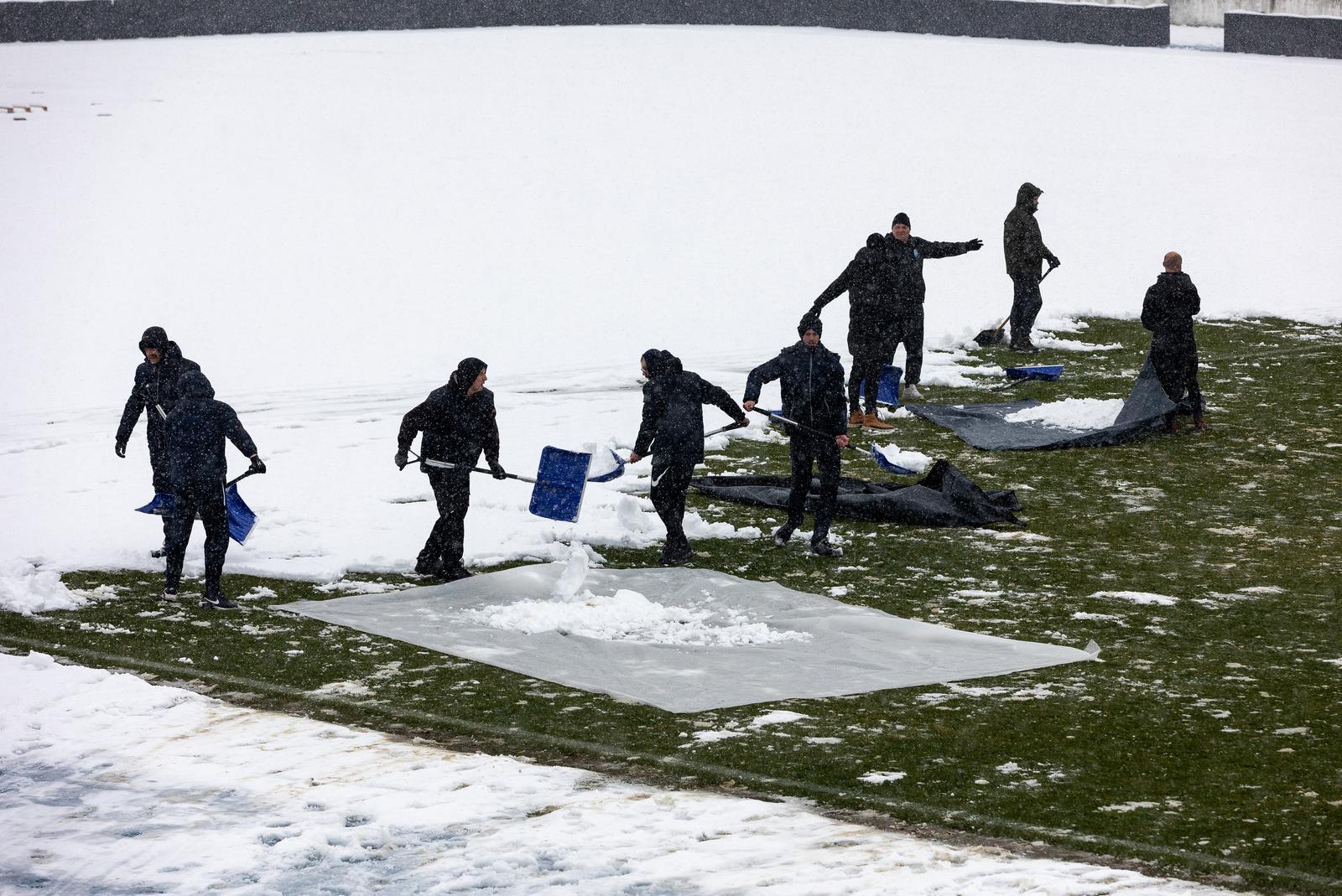 Navijači čiste Gradski vrt od snijega, veljača 2023.