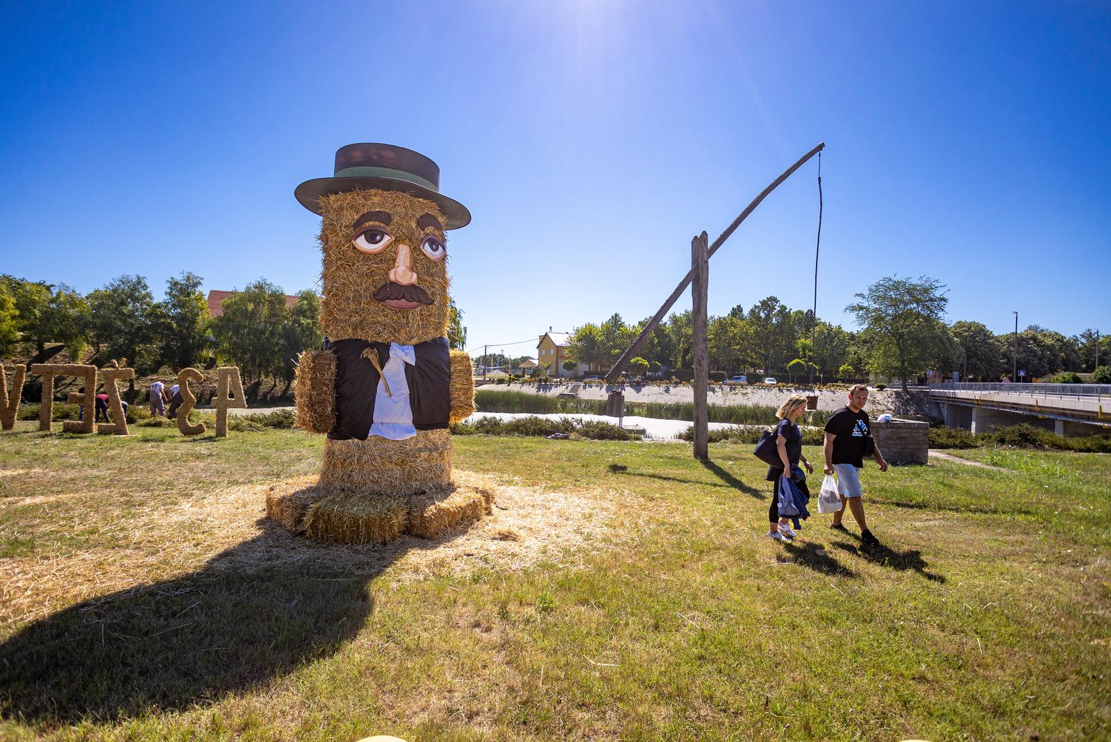 Slamnati ‘Šokac’ u centru Cerne poziva na 43. Žetvene svečanosti Slamnati ‘Šokac’ u centru Cerne poziva na 43. Žetvene svečanosti