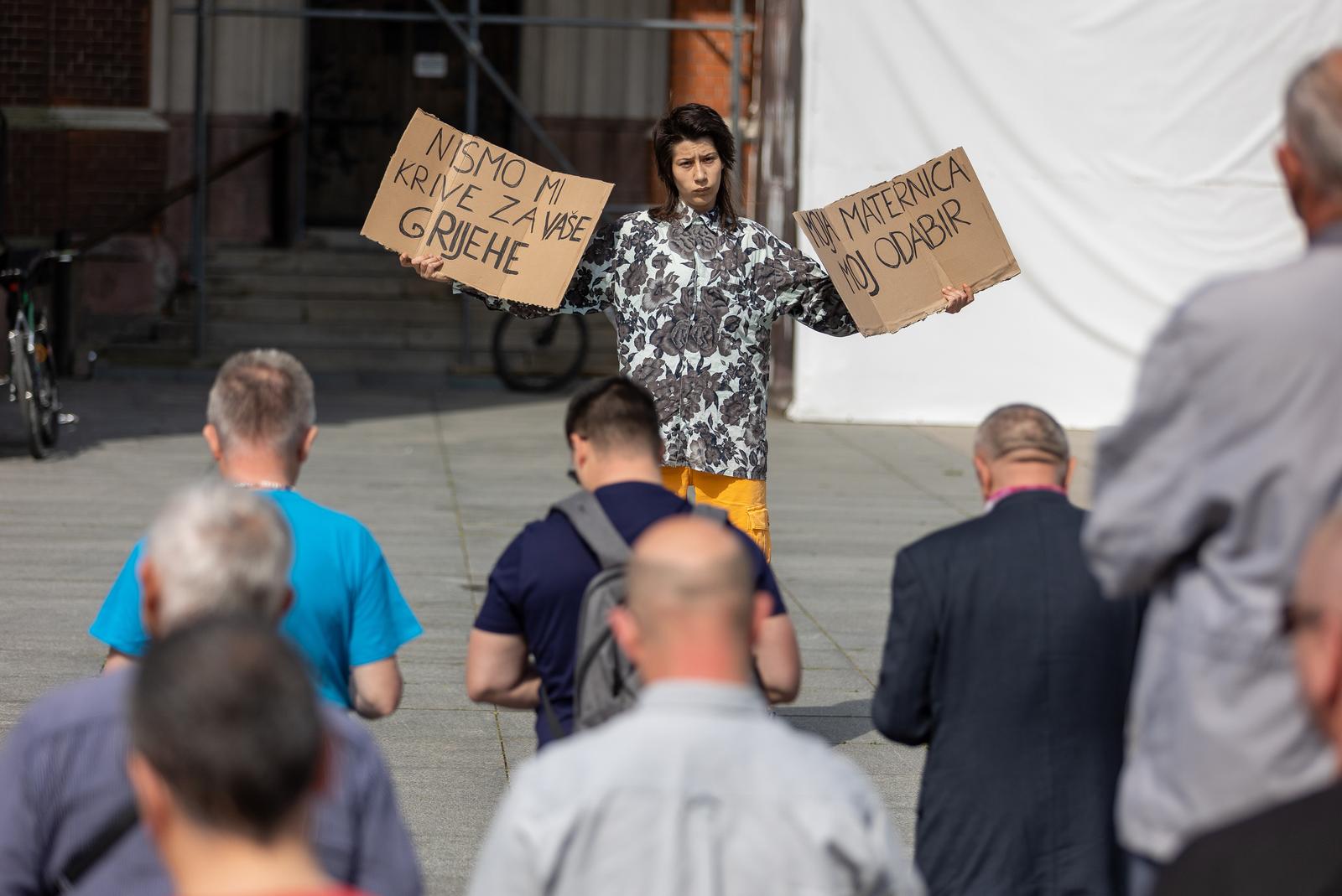 Molitelji ispred katedrale, svibanj 2023.