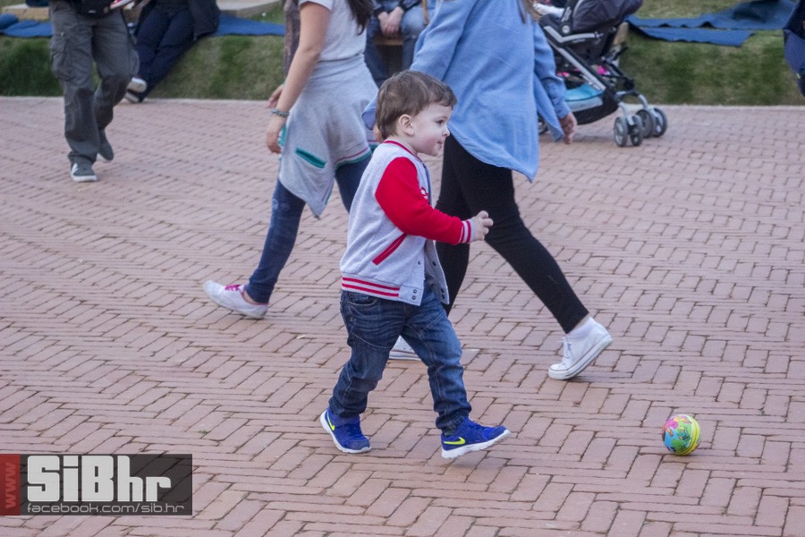transgeneracijski_party_tvrdja_