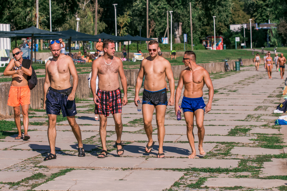 Legice i lege na vrućem dravskom pijesku [Kopika i Željo kupanje]