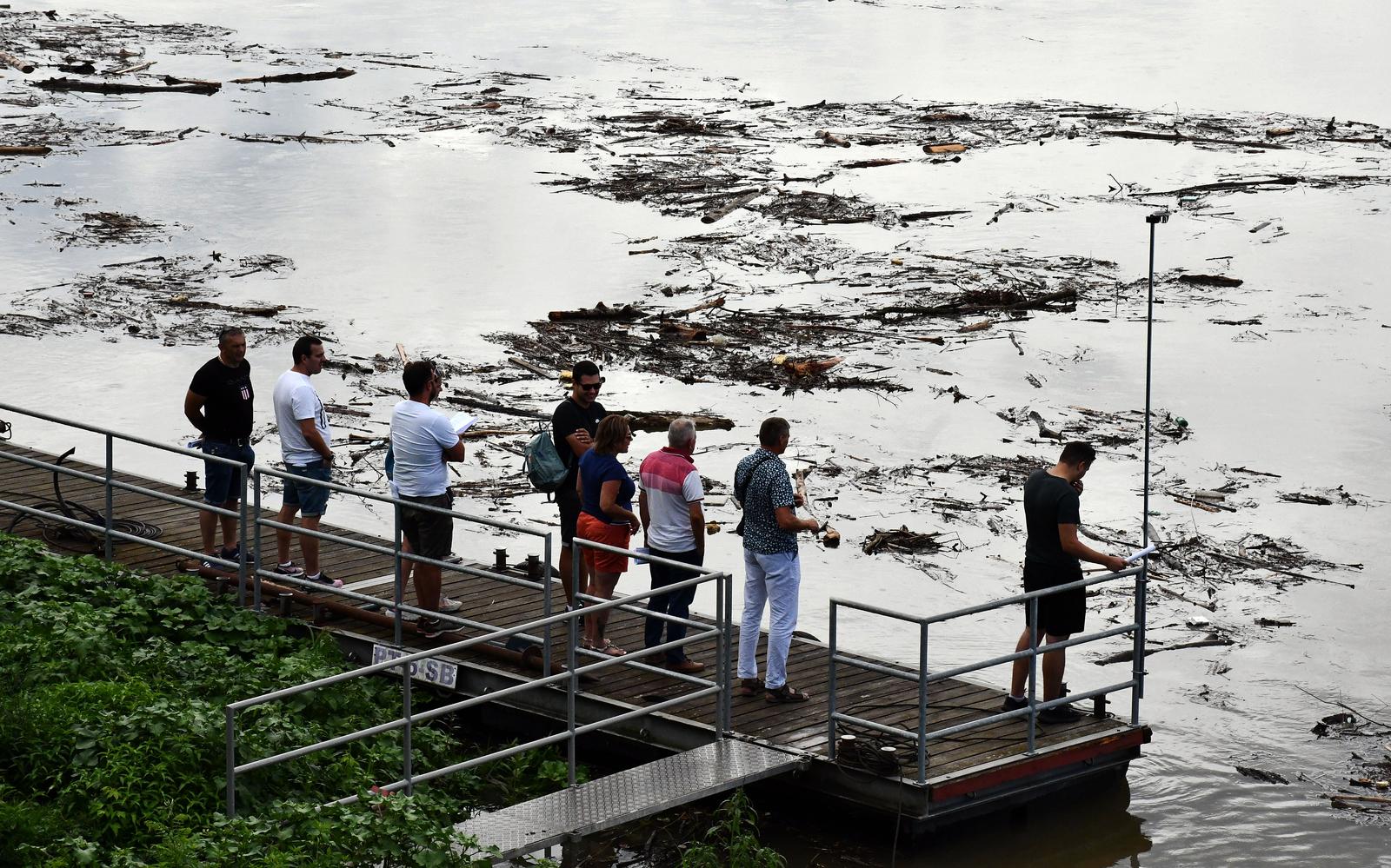 Otpad pluta rijekom Savom Otpad pluta rijekom Savom