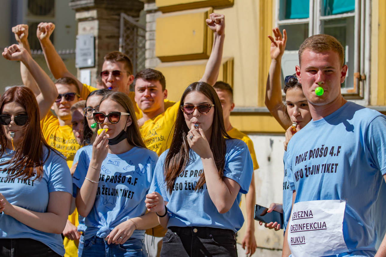 Maturanti slavili po Osijeku Maturanti slavili po Osijeku