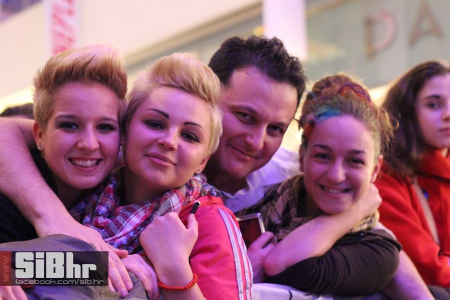 lana_i_colonia_Avenue_mall_10