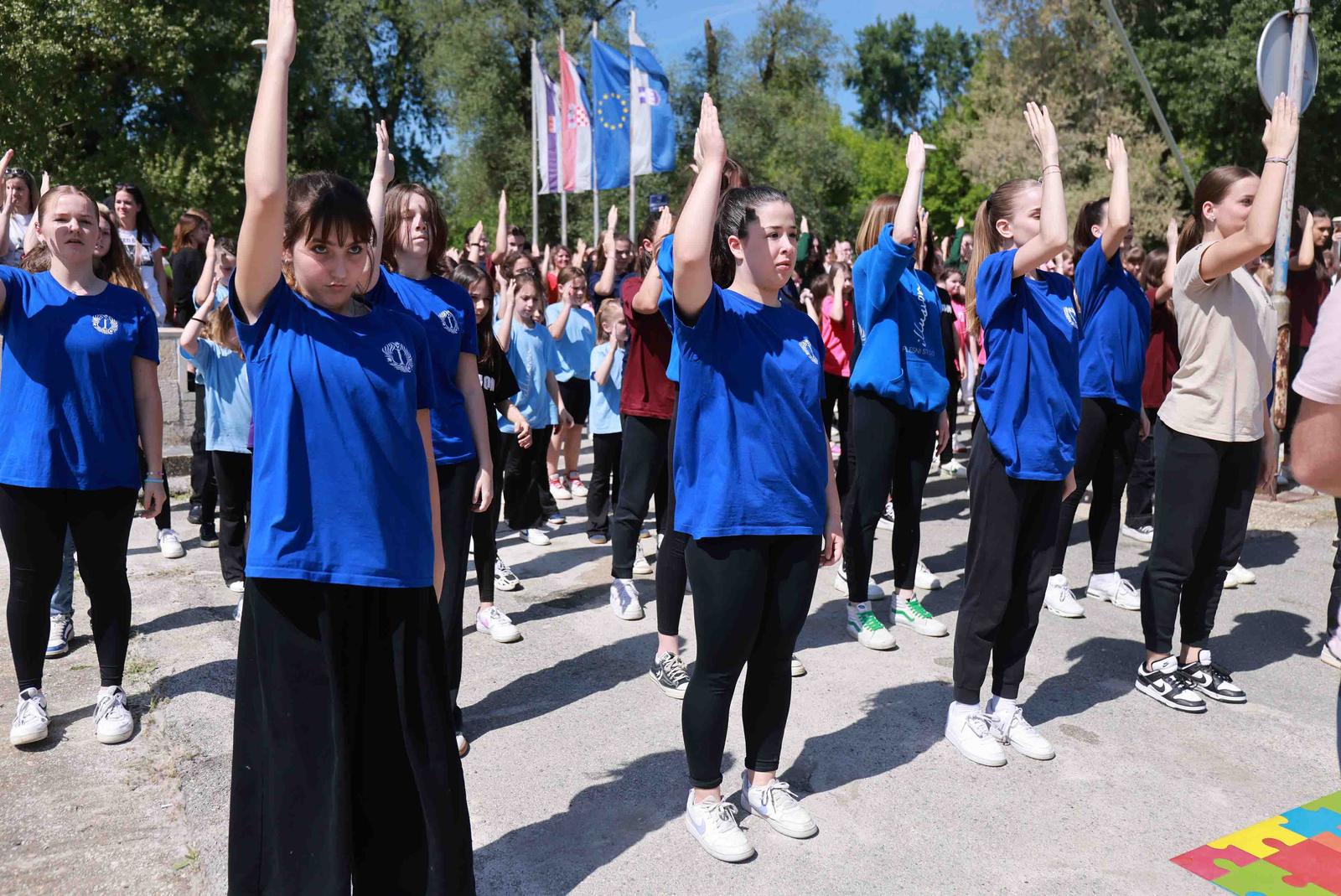 Osječani plešu u rim-tim-tagi-dim ritmu kod Pješačkog mosta