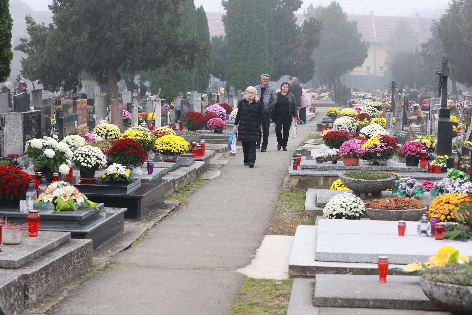 Osječani obilaze groblja