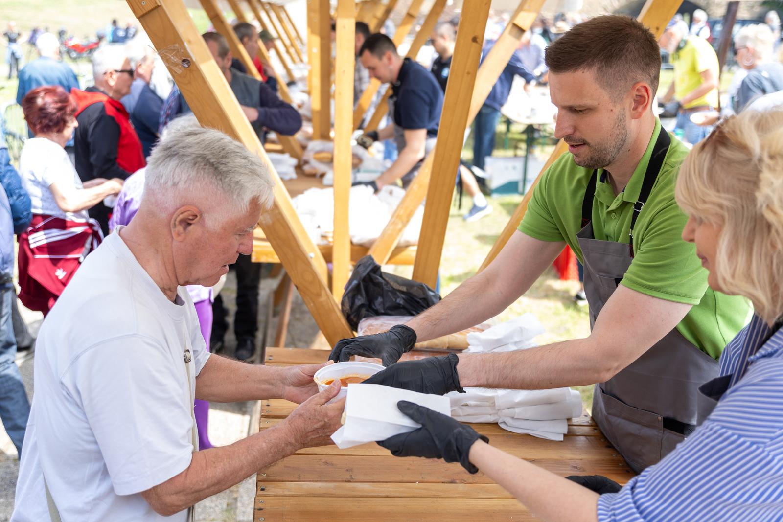 Podijeljeno 2500 porcija graha kod katakombi