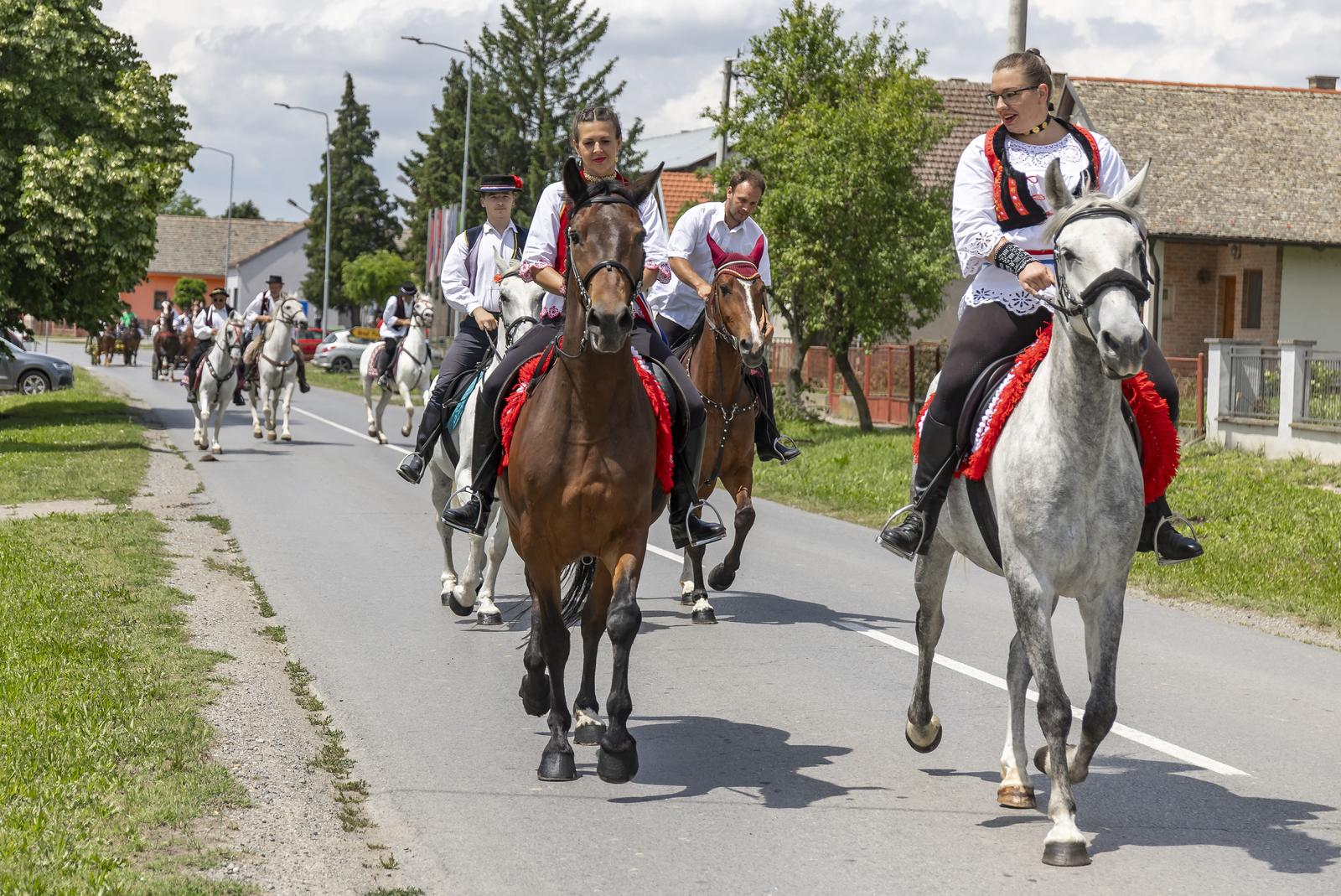 “Ulicama našeg sela” – svečana povorka zaprega i jahača u Jagodnjaku