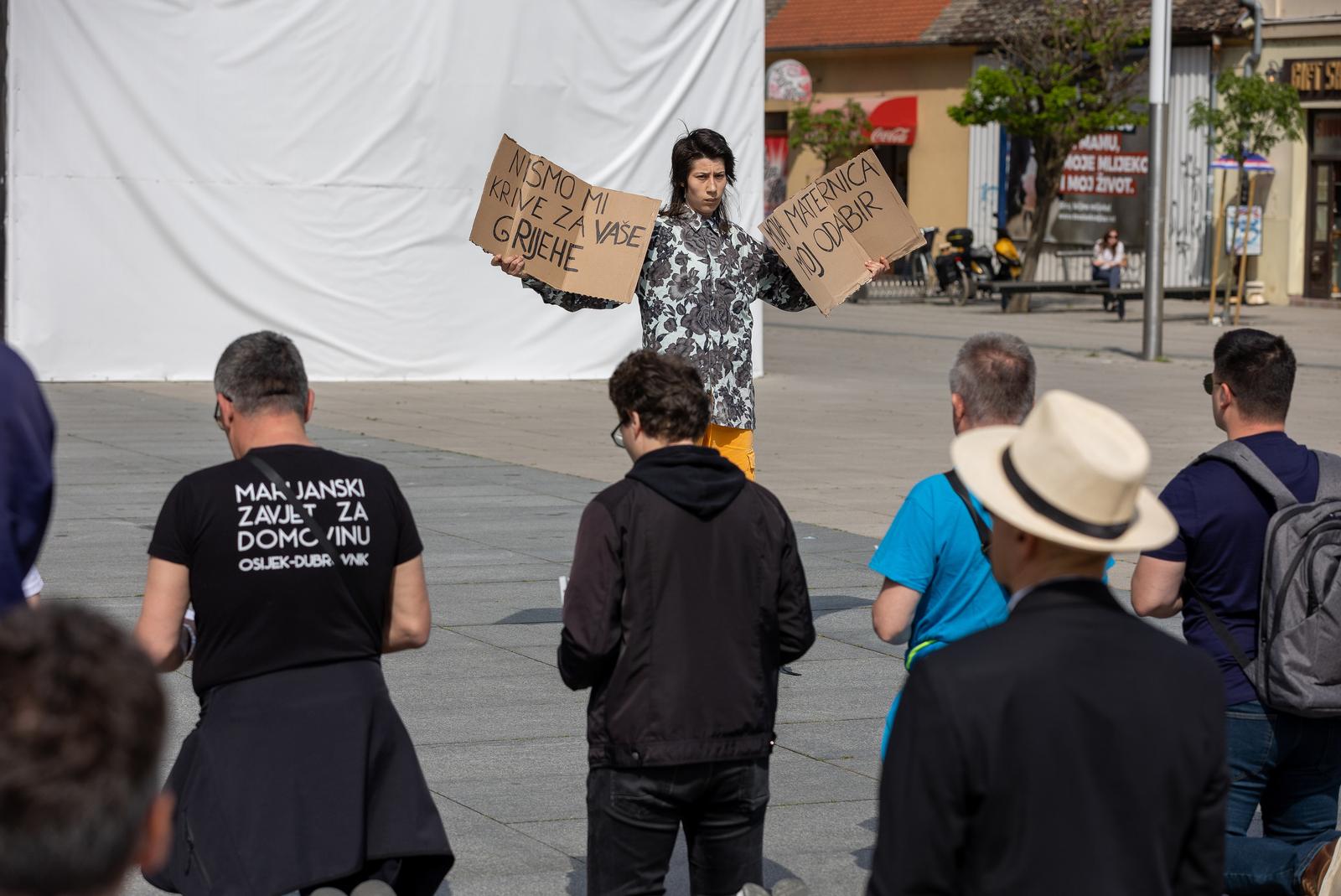 Molitelji ispred katedrale, svibanj 2023.