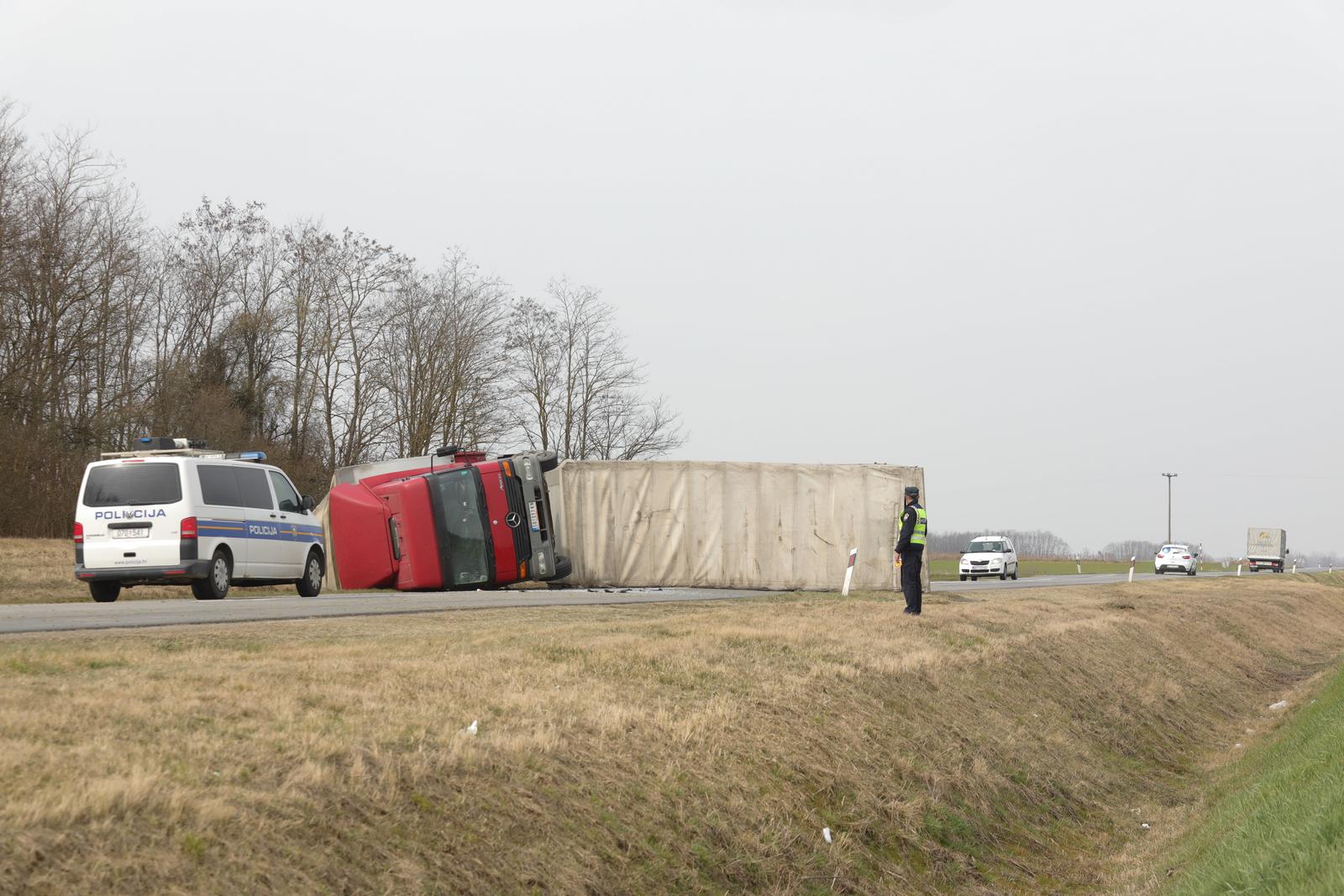 Prevrnut kamion na Podravskoj magistrali Prevrnut kamion na Podravskoj magistrali