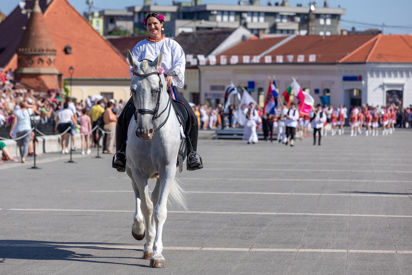 Veliki broj ljudi na svečanoj povorci 58. Đakovačkih vezova