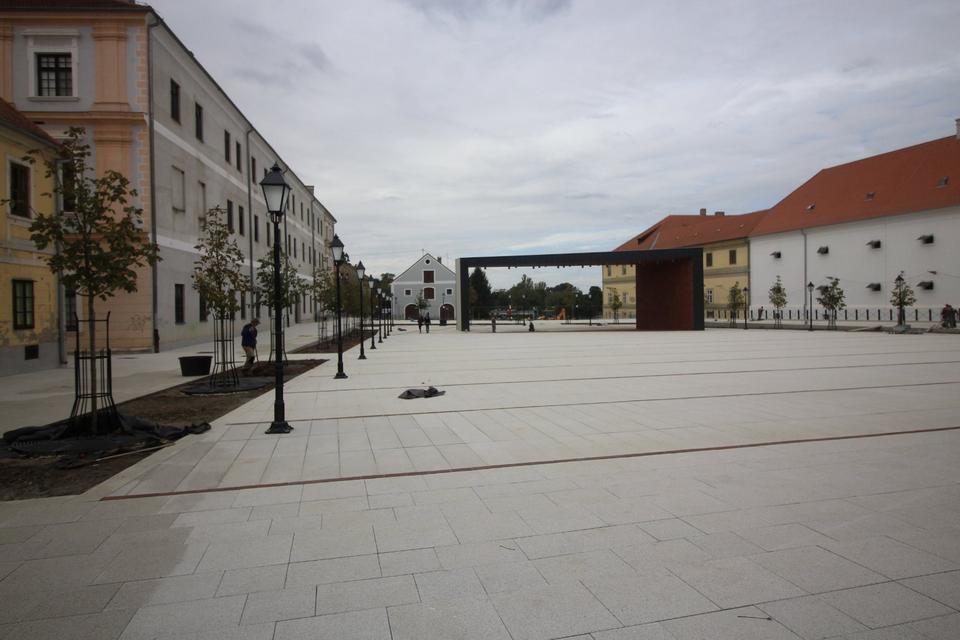 Osijek, 3.10.2019. – Trg Vatroslava Lisinskog pred otvorenje