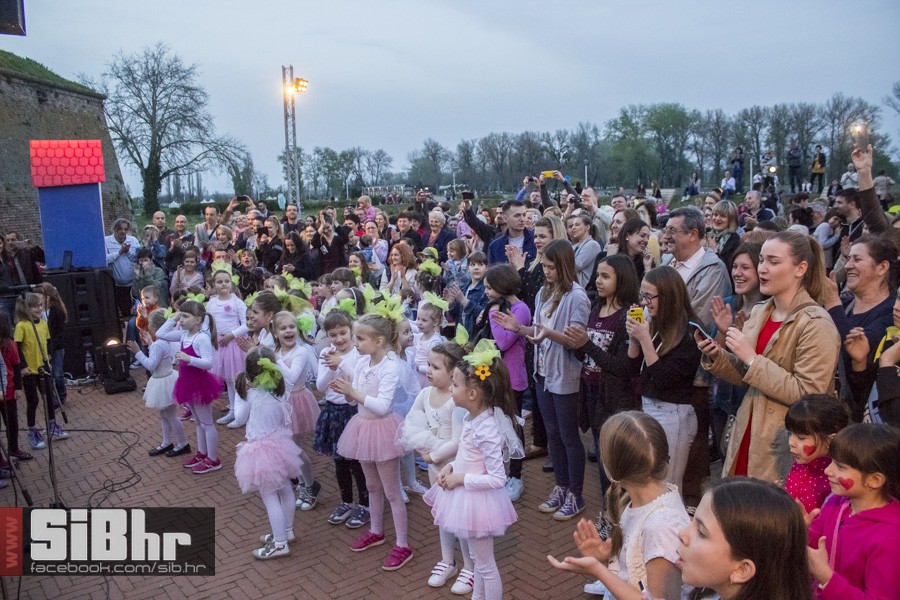 transgeneracijski_party_tvrdja_