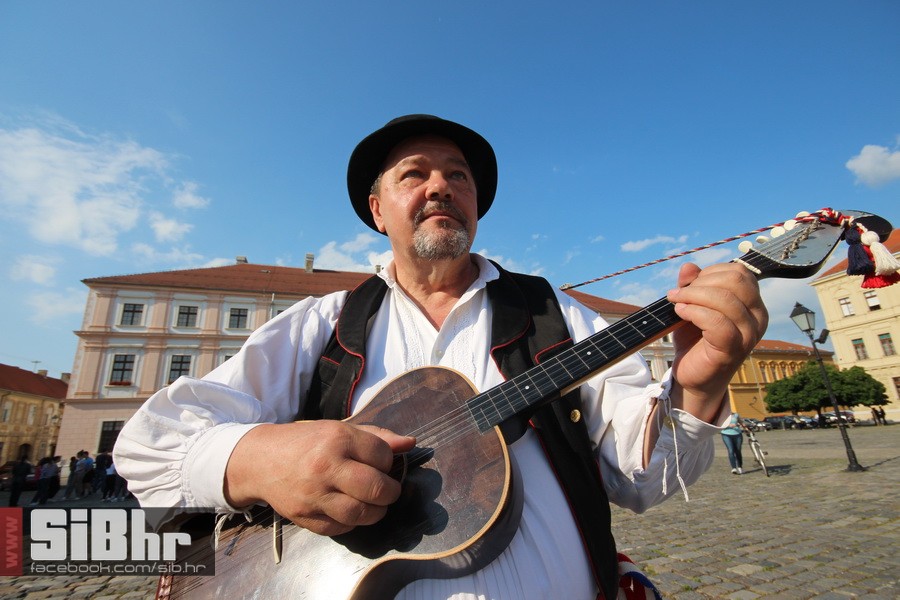 ana_rucner_Drmes_spot_SiBhr_52