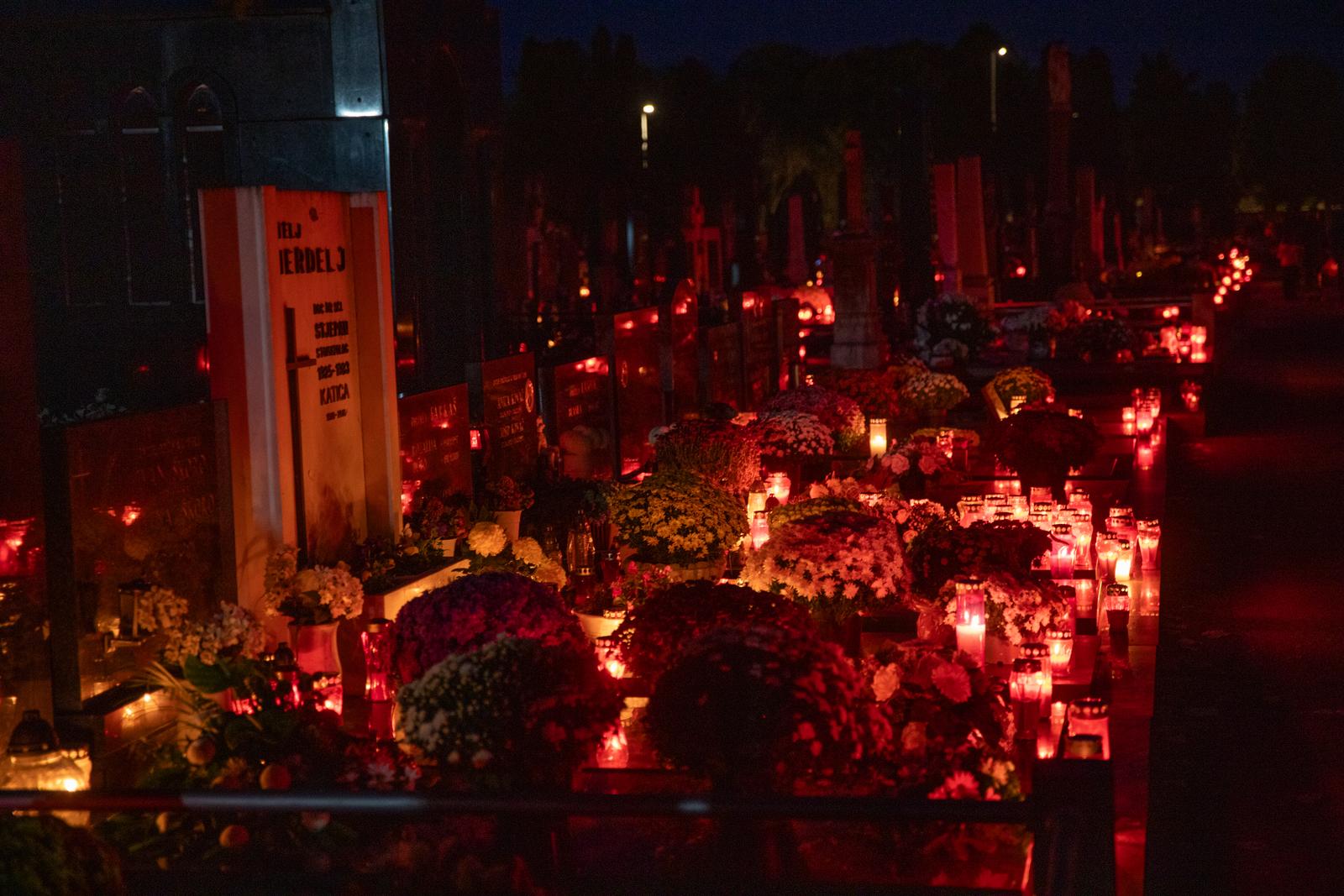 Paljenje svijeća na osječkom Groblju svete Ane
