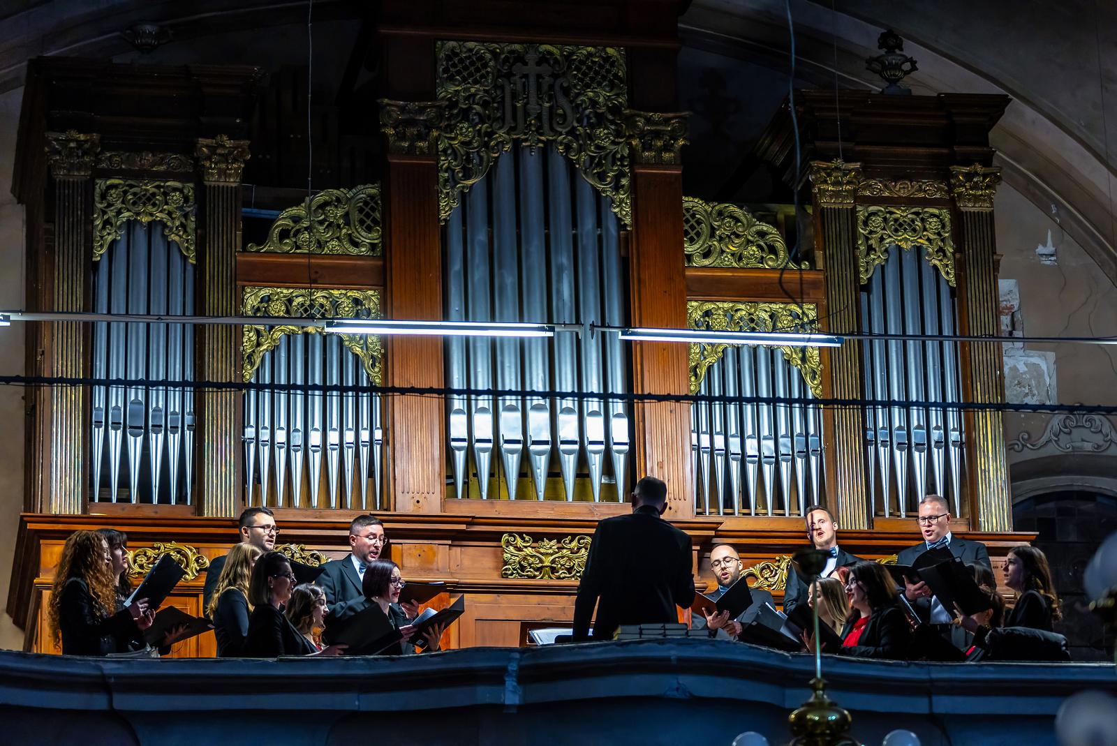 Božićni koncert zbora mladih Preslavnoga Imena Marijina 2024. Božićni koncert zbora mladih Preslavnoga Imena Marijina 2024.