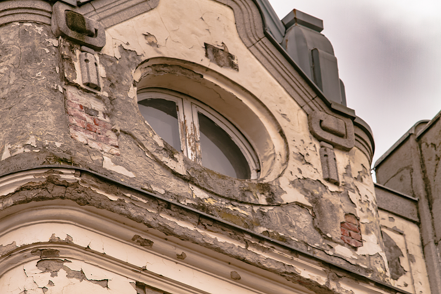 Hotel Royal i Pošta: Oronule fasade prijete prolaznicima Hotel Royal i Pošta: Oronule fasade prijete prolaznicima