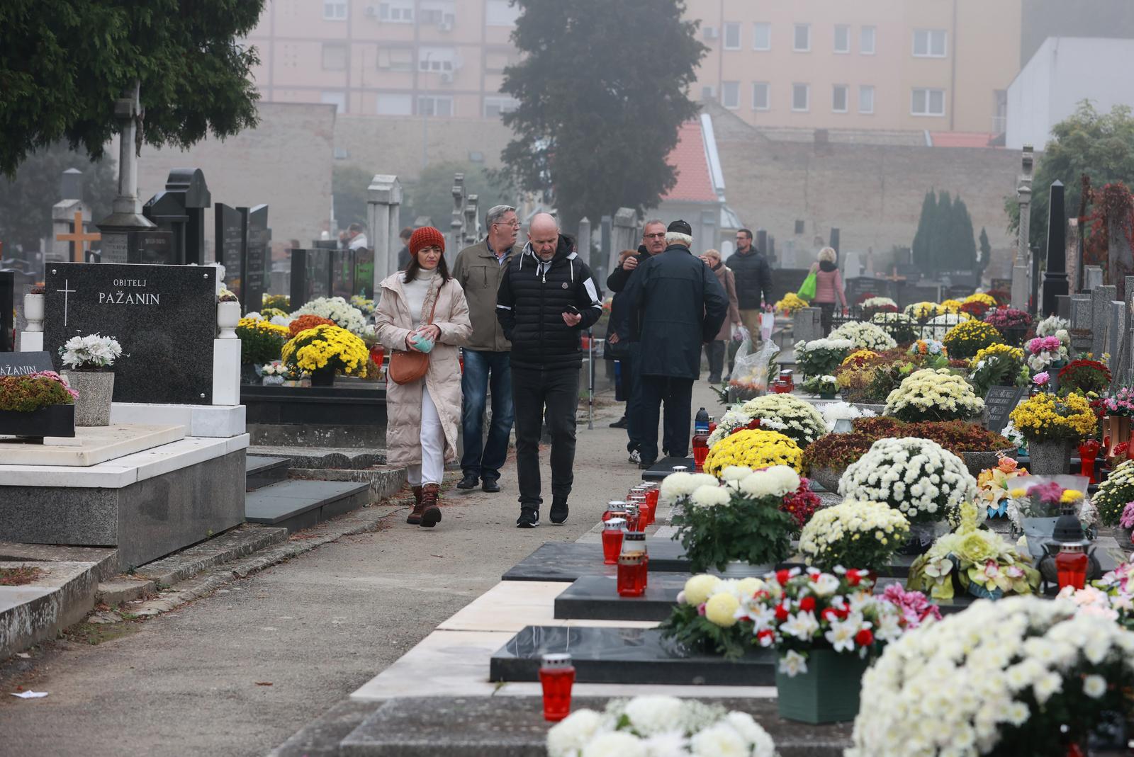 Osječani obilaze groblja