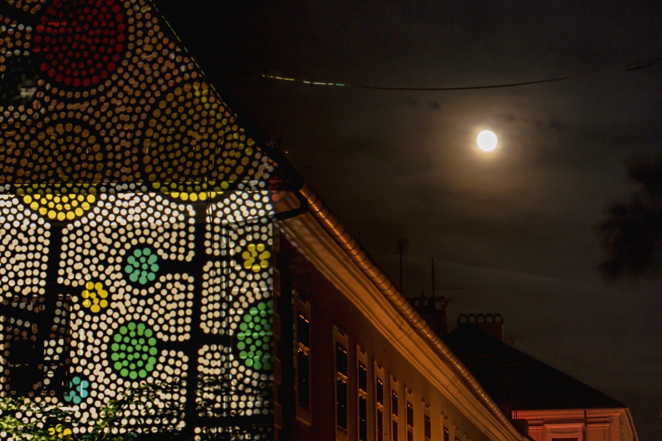 Osijek, 3.10.2020. – Jučer je u Osijeku počeo drugi HeadOnEast festival. Cijeal Tvrđa pretvorial se u šarenu festivalsku pozornicu s brojnim zanimljivim sadržajima. Kako je bilo prve večeri pogledajte u našoj velikoj fotogaleriji [HeadOnEast 2020.]