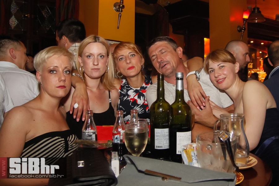 old_bridge_pub_night_life_13