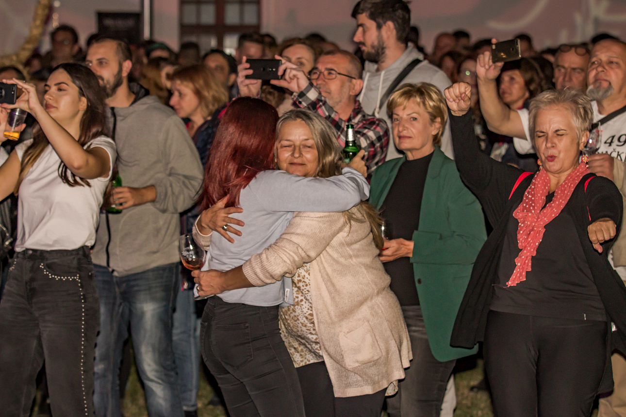 Osijek, 3.10.2020. – Jučer je u Osijeku počeo drugi HeadOnEast festival. Cijeal Tvrđa pretvorial se u šarenu festivalsku pozornicu s brojnim zanimljivim sadržajima. Kako je bilo prve večeri pogledajte u našoj velikoj fotogaleriji [HeadOnEast 2020.]