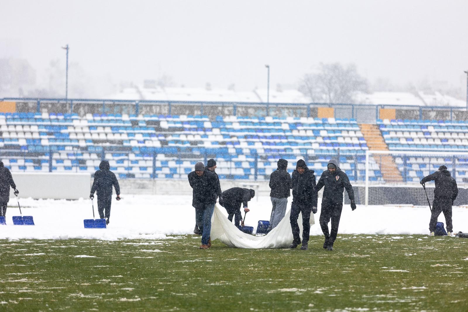 Navijači čiste Gradski vrt od snijega, veljača 2023.