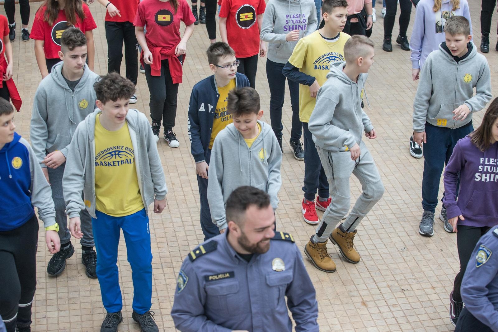 zaplesala sa školarcima u sklopu projekta “Živim život bez nasilja”