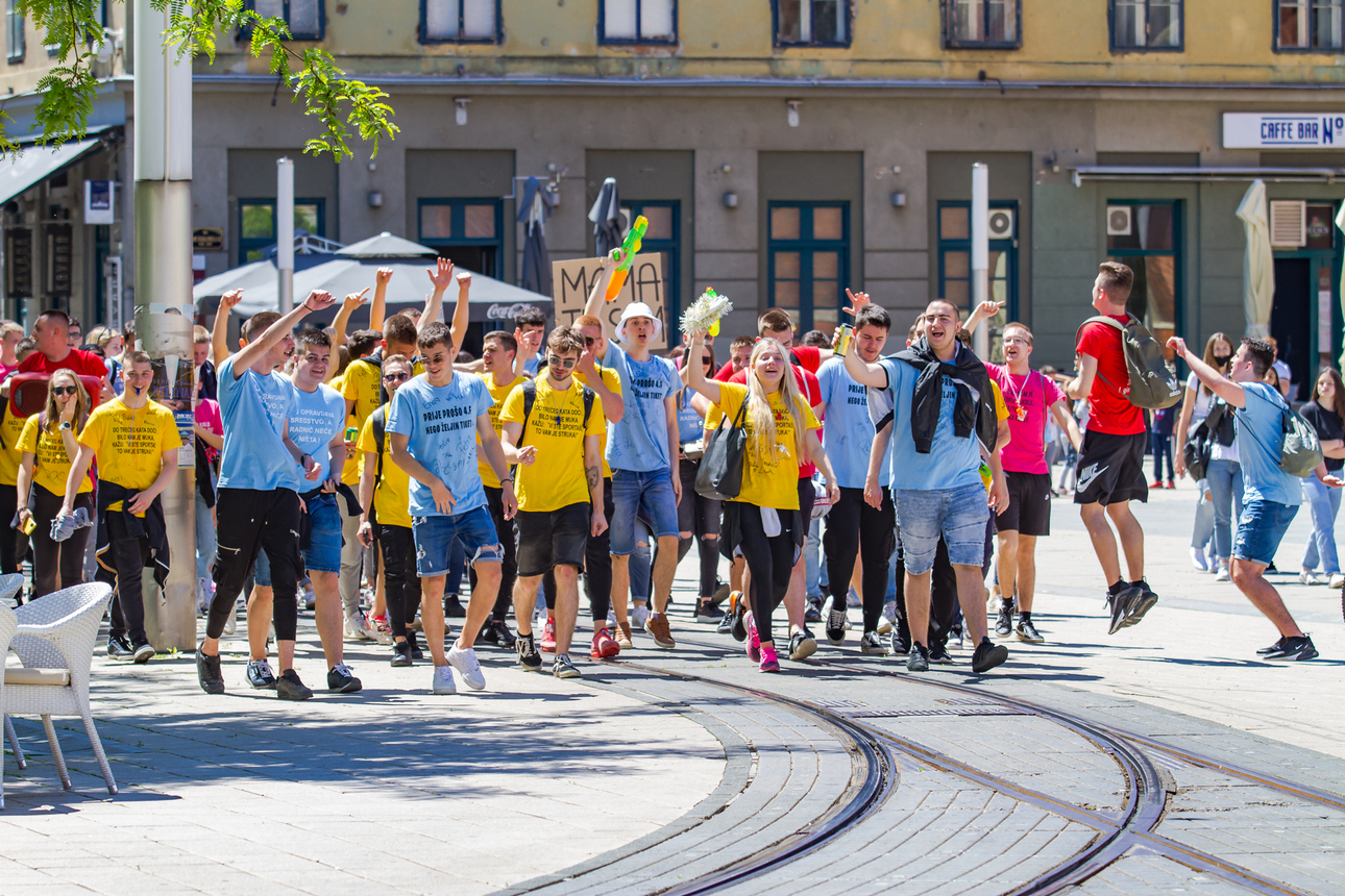Maturanti slavili po Osijeku Maturanti slavili po Osijeku