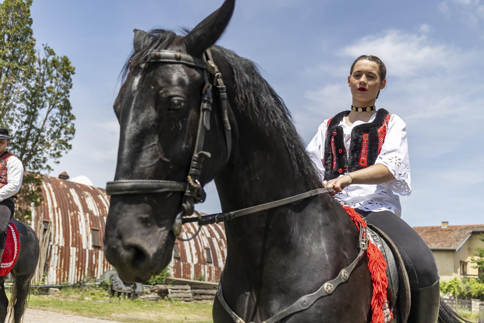 “Ulicama našeg sela” – svečana povorka zaprega i jahača u Jagodnjaku