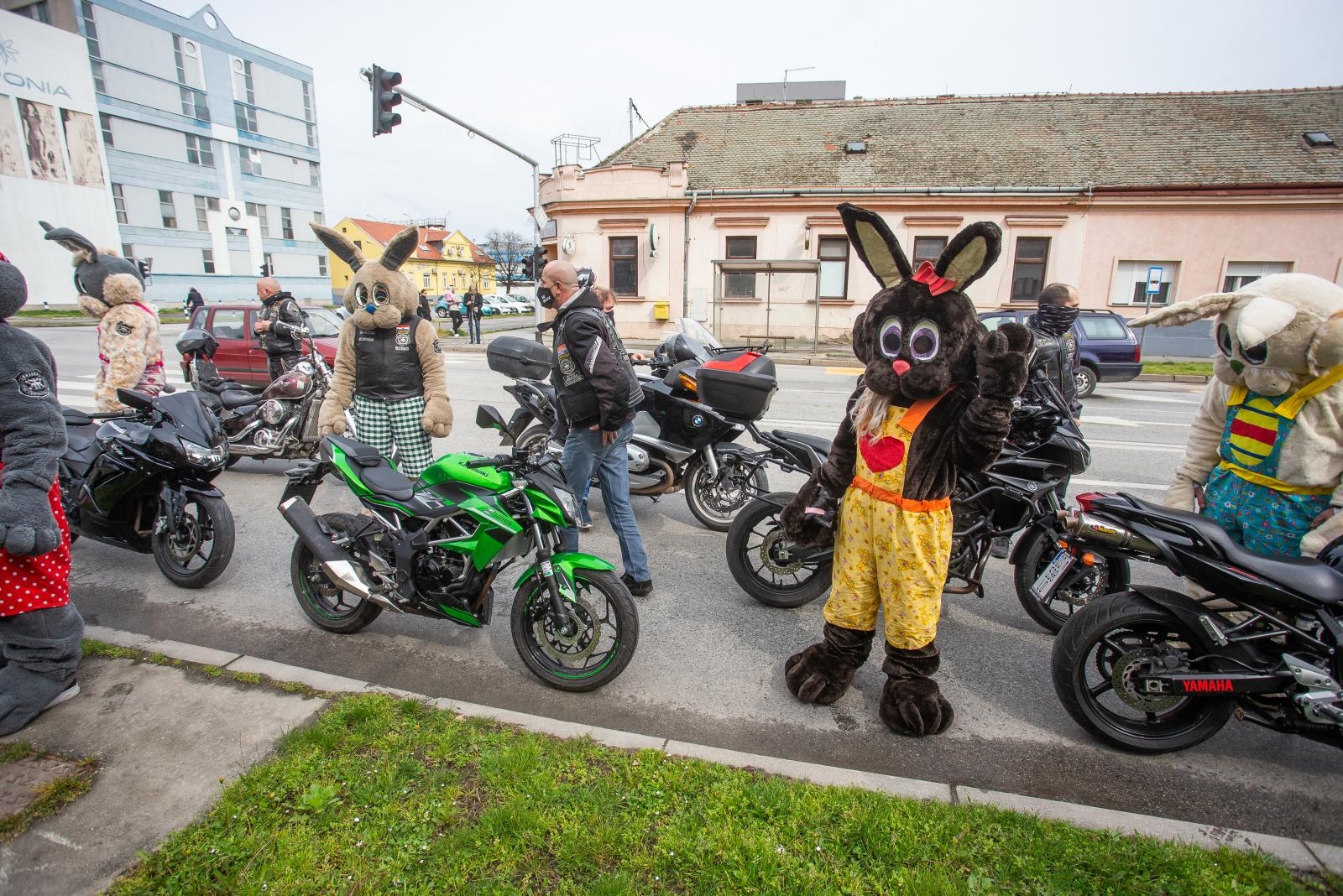 Motozeke se provozali Osijekom i darivali djecu