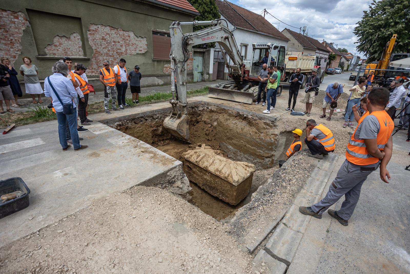 Iskopan rimski sarkofag pronađen u Vinkovcima