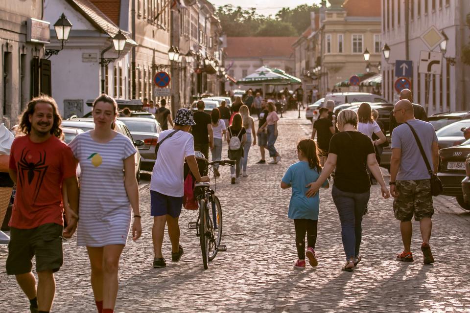 Osječani iskoristili lijepo vrijeme i neradni dan za uživanje na otvorenom