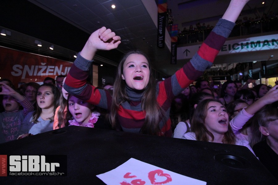 lana_i_colonia_Avenue_mall_47