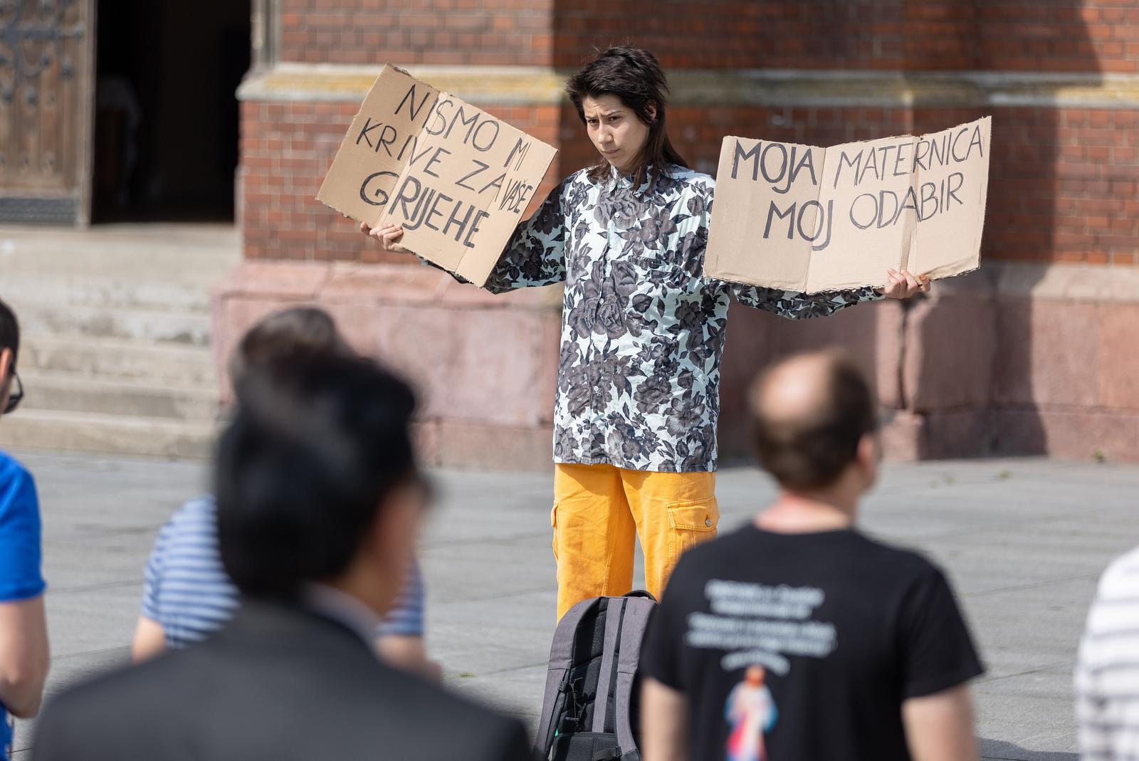 Molitelji ispred katedrale, svibanj 2023.