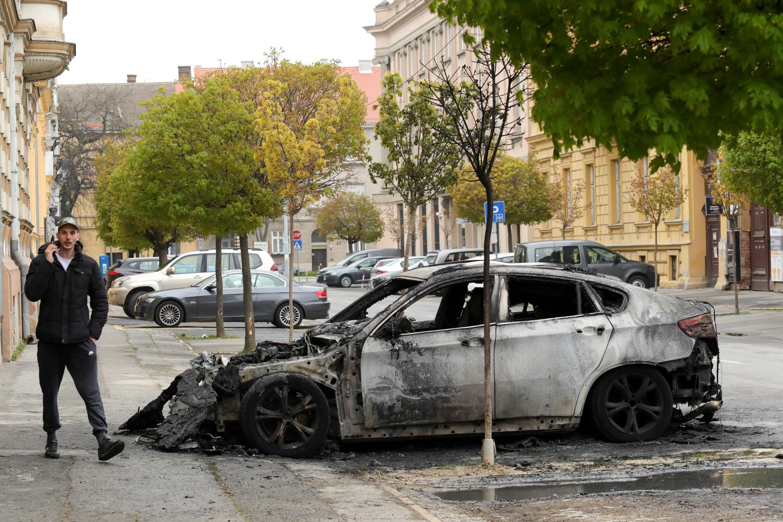U centru Osijeka jutros izgorio BMW