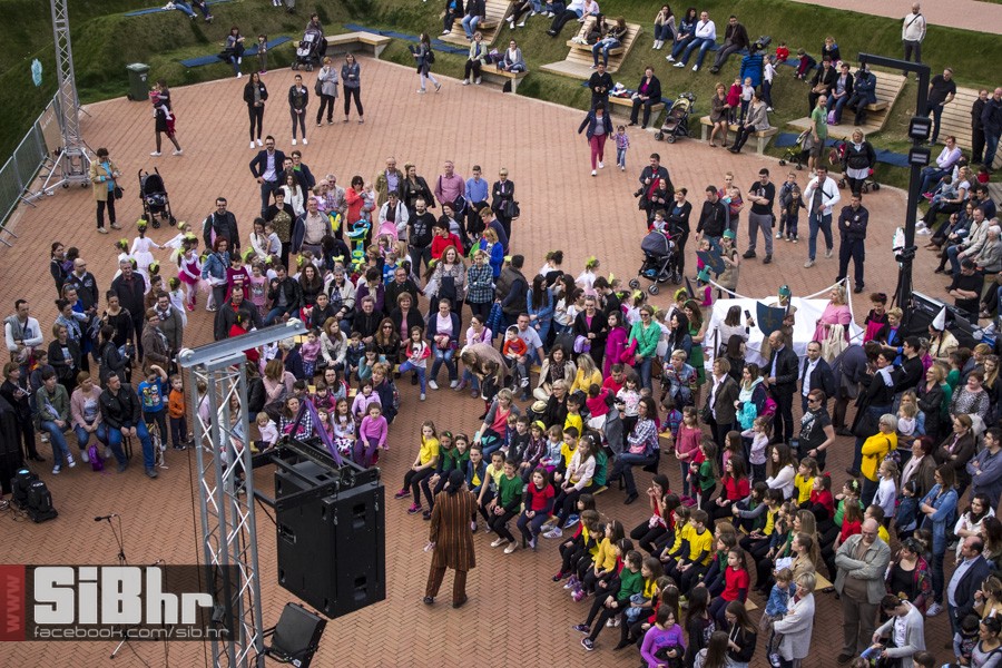 transgeneracijski_party_tvrdja_