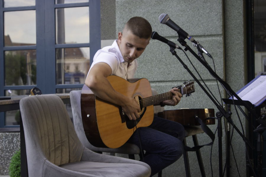 Juraj Padovan i prijatelji zasvirali na terasi ’22-ojke’