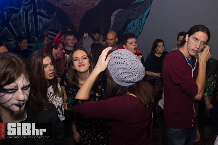 exit_halloween_04