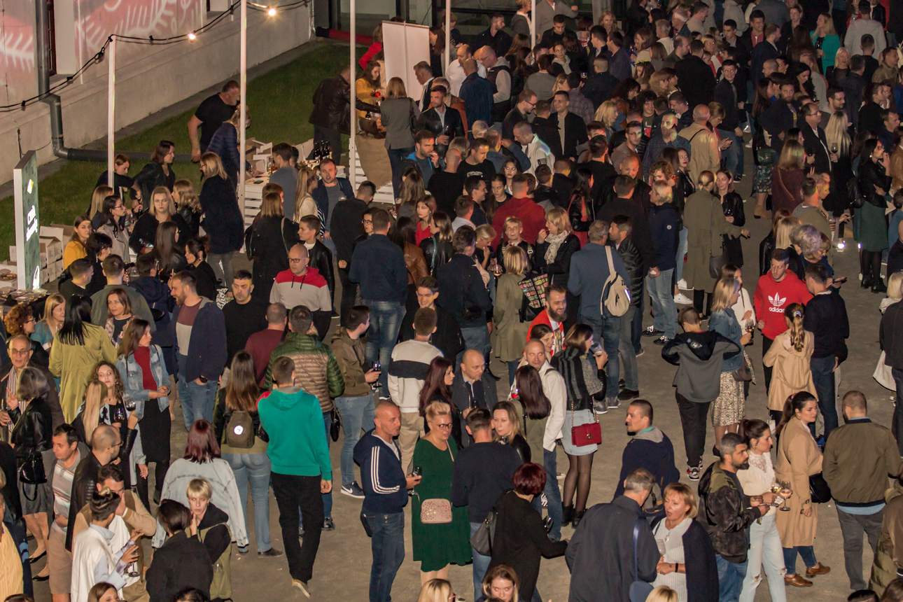 Osijek, 3.10.2020. – Jučer je u Osijeku počeo drugi HeadOnEast festival. Cijeal Tvrđa pretvorial se u šarenu festivalsku pozornicu s brojnim zanimljivim sadržajima. Kako je bilo prve večeri pogledajte u našoj velikoj fotogaleriji [HeadOnEast 2020.]