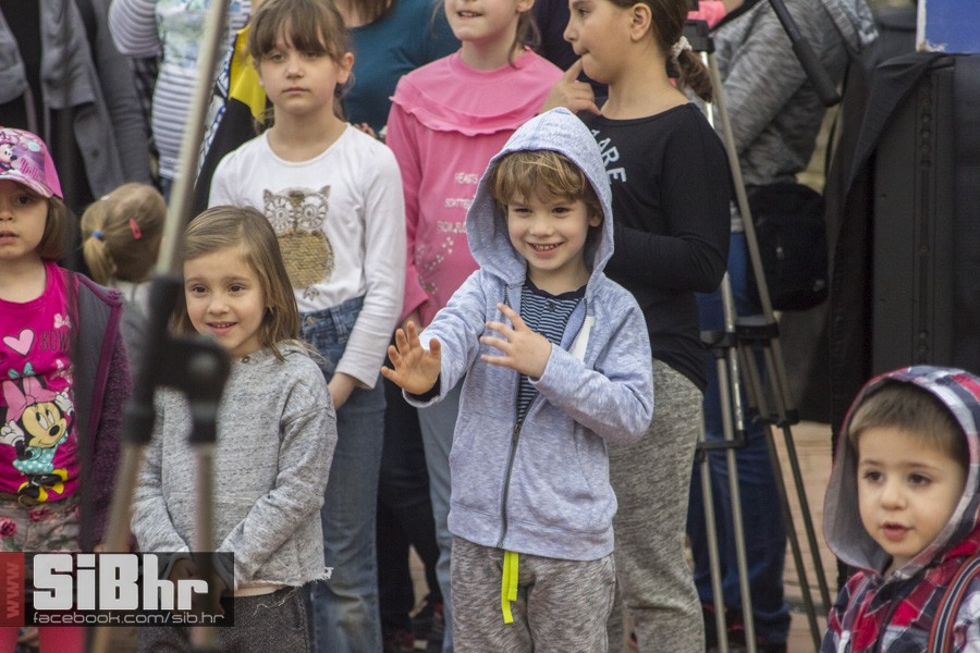 transgeneracijski_party_tvrdja_