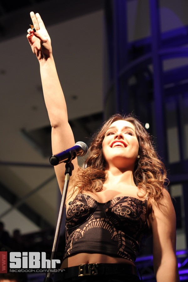lana_i_colonia_Avenue_mall_14