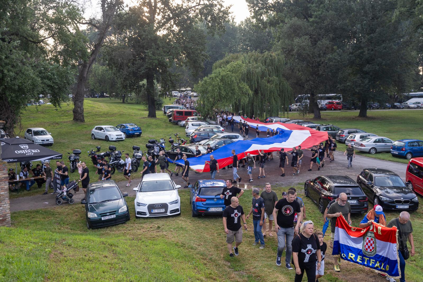Svečanim mimohodom i bakljadom obilježen Dan osječkih banitelja Svečanim mimohodom i bakljadom obilježen Dan osječkih banitelja