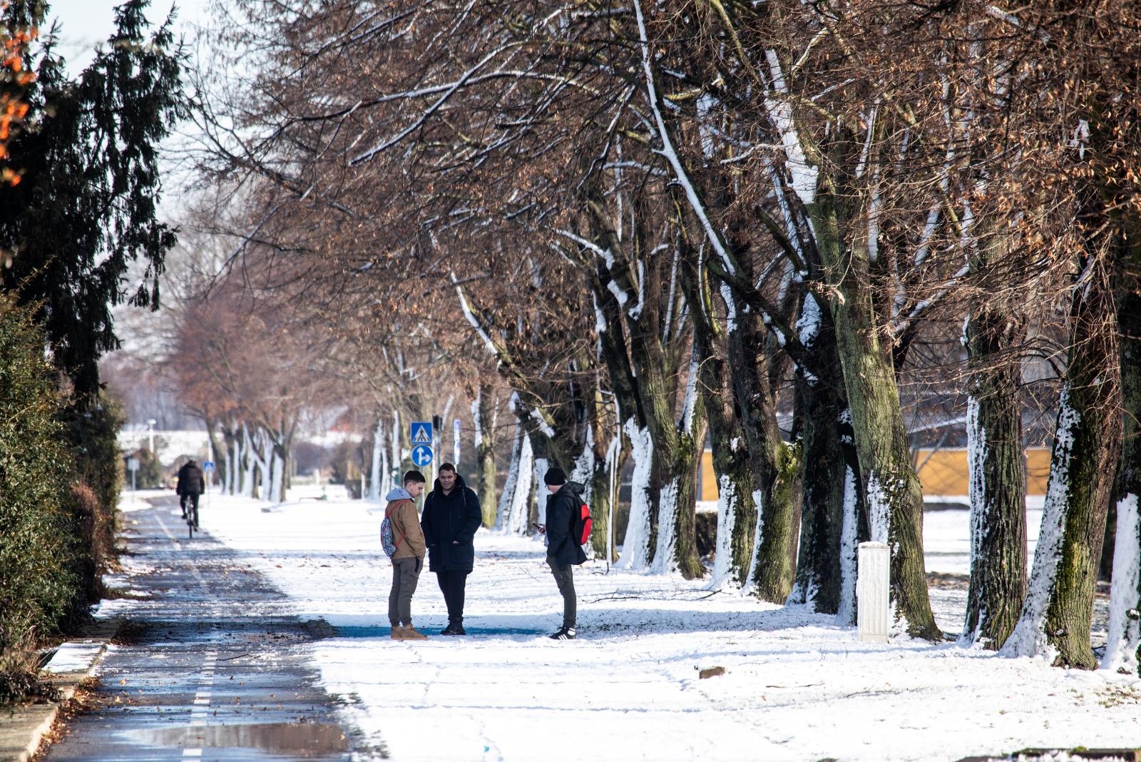 Zubato sunce i snijeg izmamili Osječane u šetnju