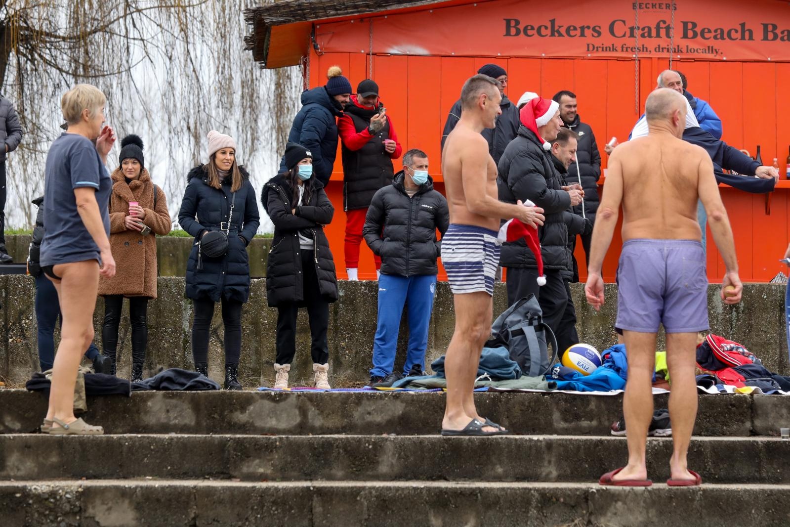 Legice i lege zaigrali picigin u hladnoj Dravi