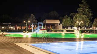 bazeni beli manastir noćno kupanje