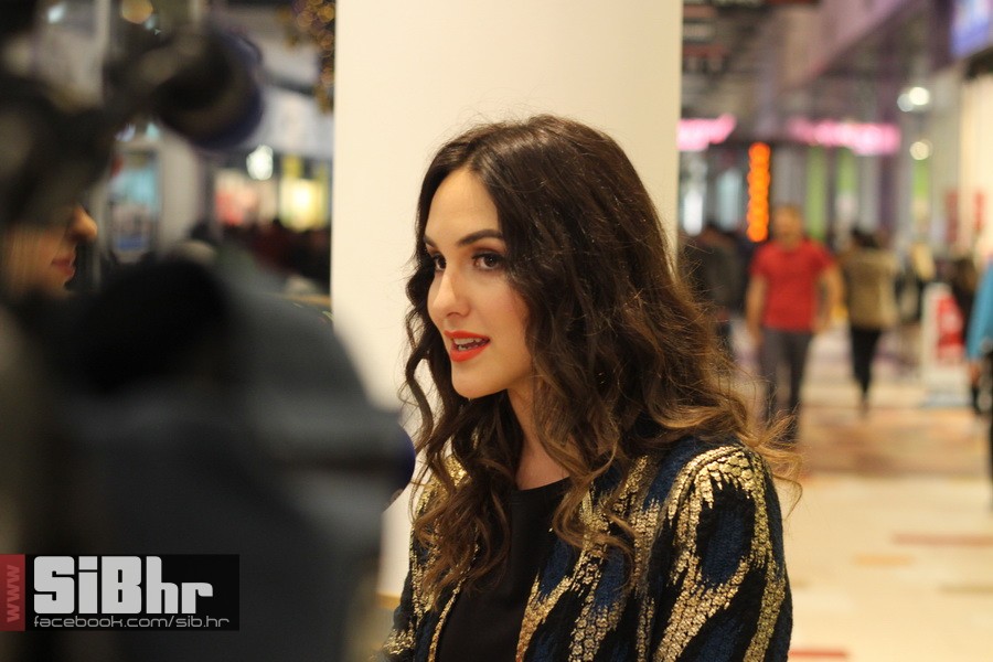 lana_i_colonia_Avenue_mall_3
