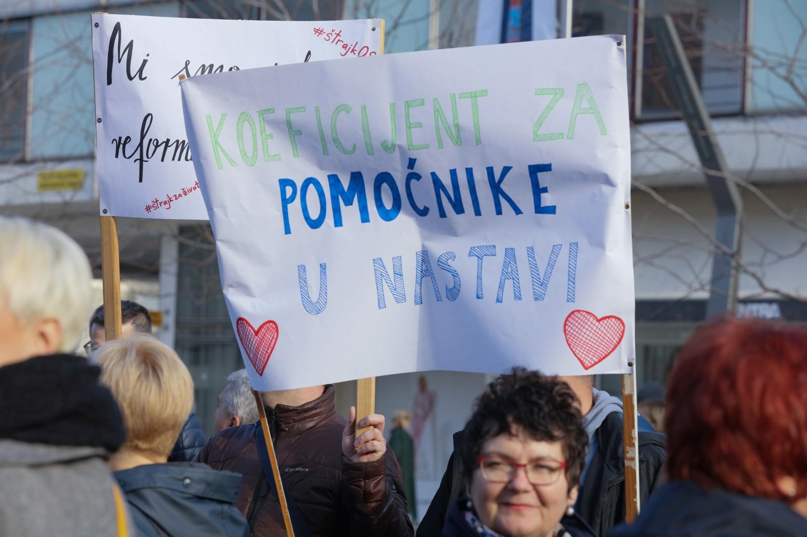 Osječani pružili podršku prosvjetarima