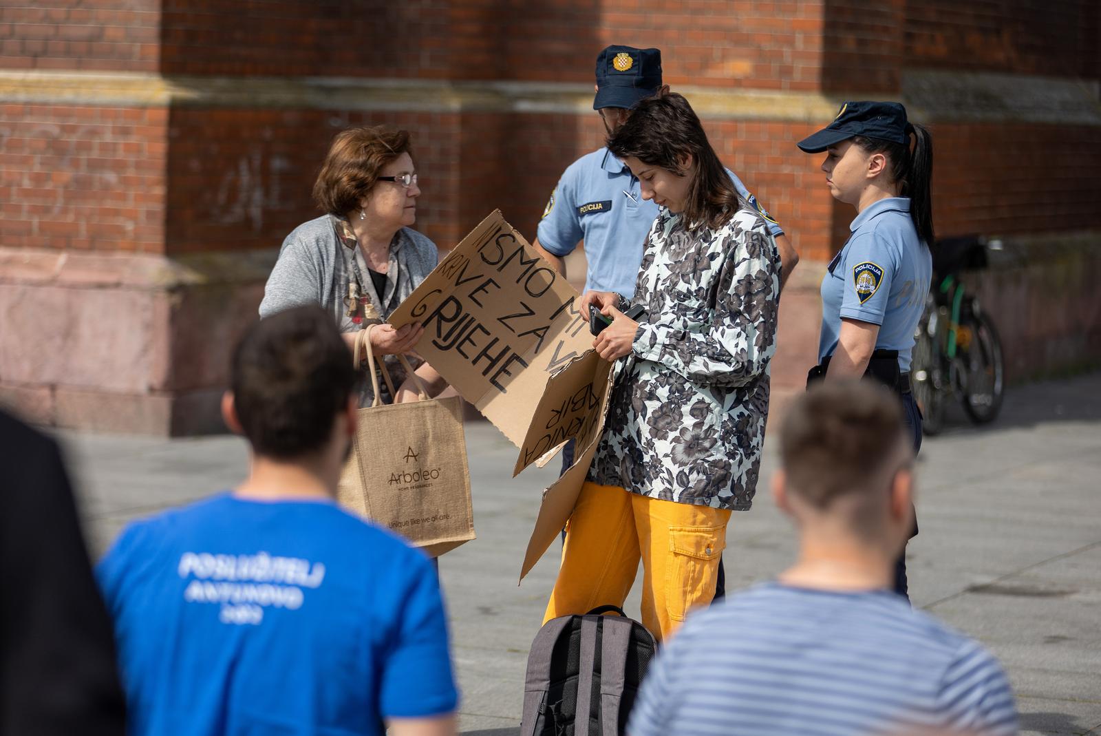 Molitelji ispred katedrale, svibanj 2023.