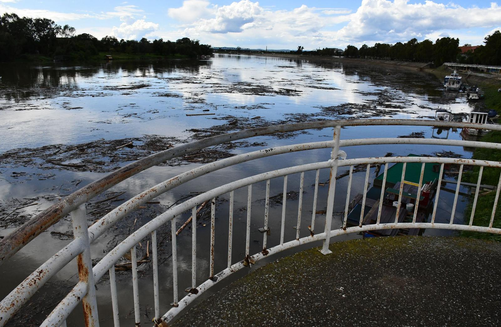 Otpad pluta rijekom Savom Otpad pluta rijekom Savom