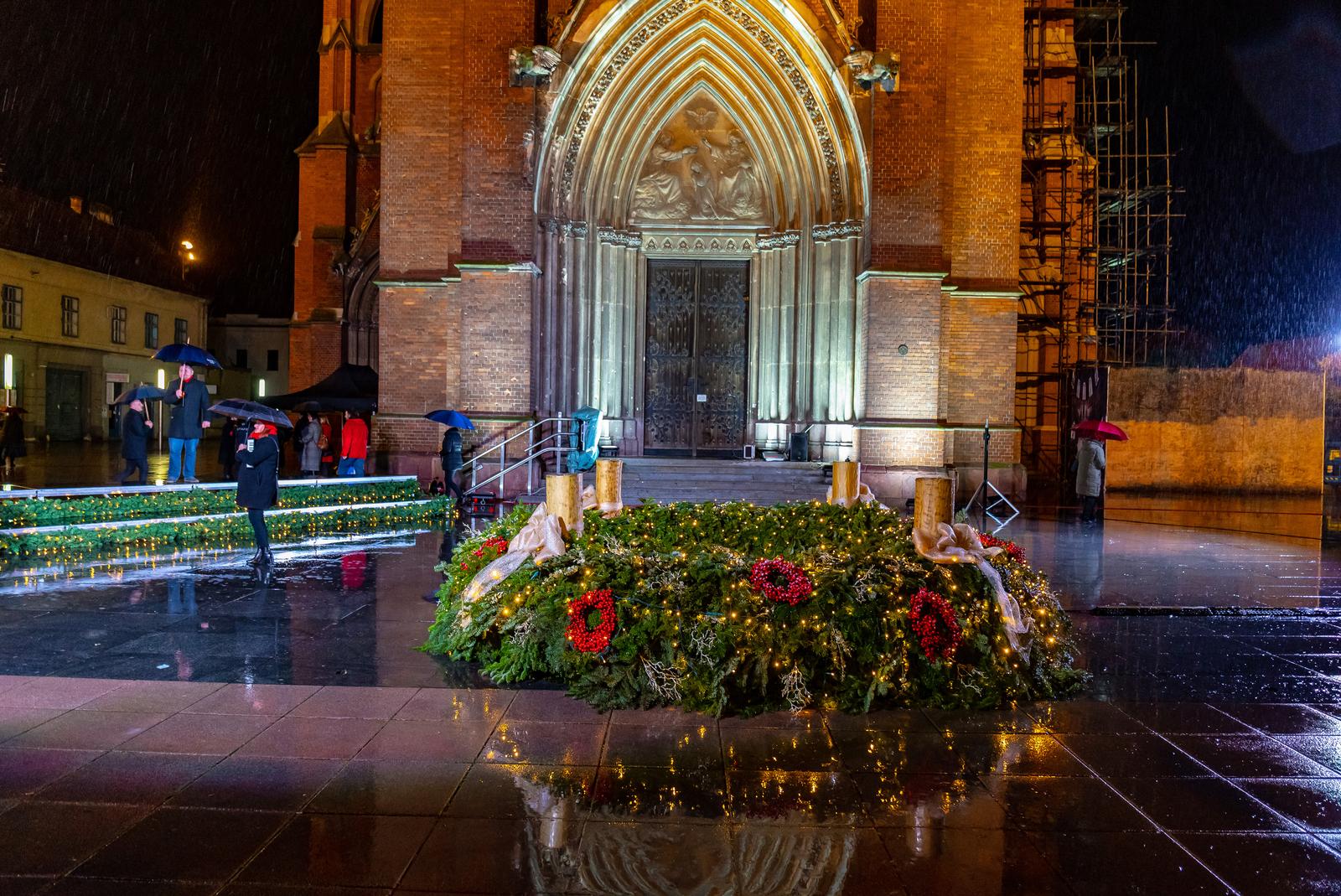 Nadbiskup Đuro Hranić zapalio prvu adventsku svijeću